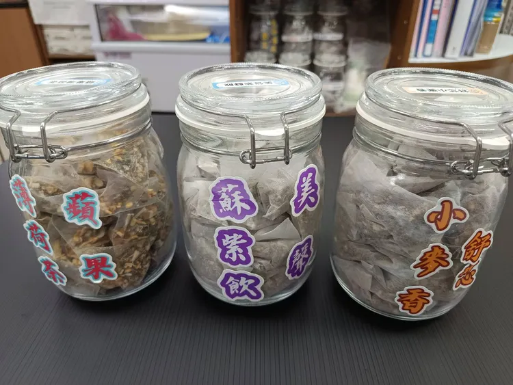 中油養生茶飲種類約有10種。許麗珍攝