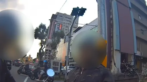 違規遭攔查竟裝失憶！通緝男瞎扯「車禍腦損傷」　警當場拆穿逮捕