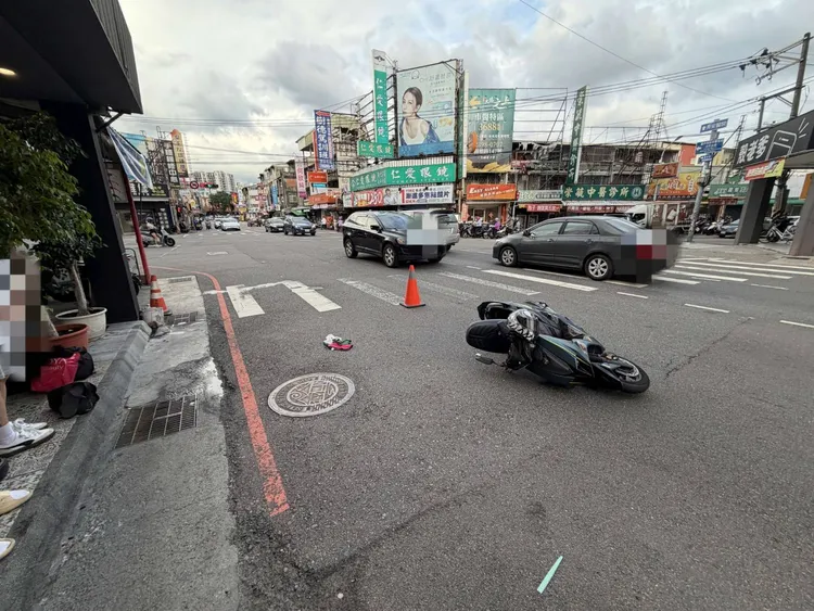 2輛機車分別因闖紅燈、逆向在路口互撞，警方將對2名騎士舉發。民眾提供