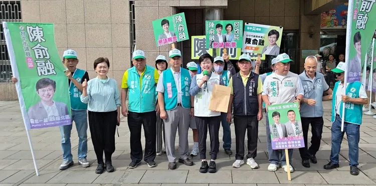 台中市前市長張溫鷹（左二）陪同市議員女兒陳俞融登記參選。民眾提供