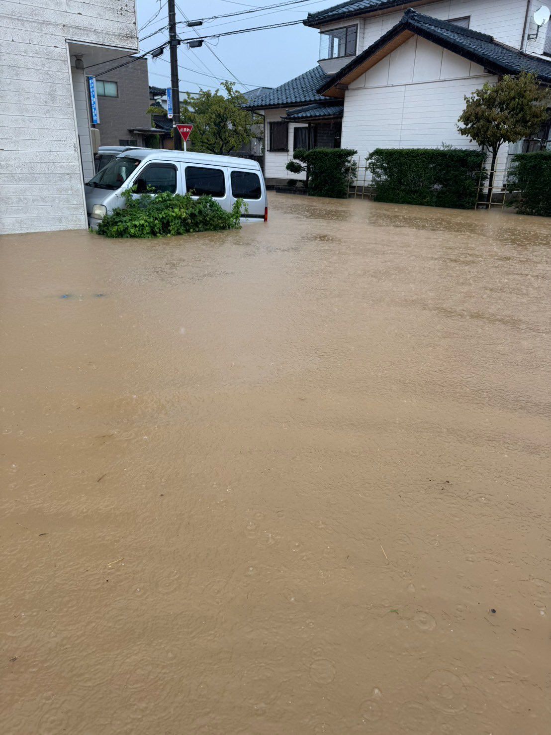 一夜倒乾整月雨量!日本福井創紀錄暴城淹慘 34萬人急避難