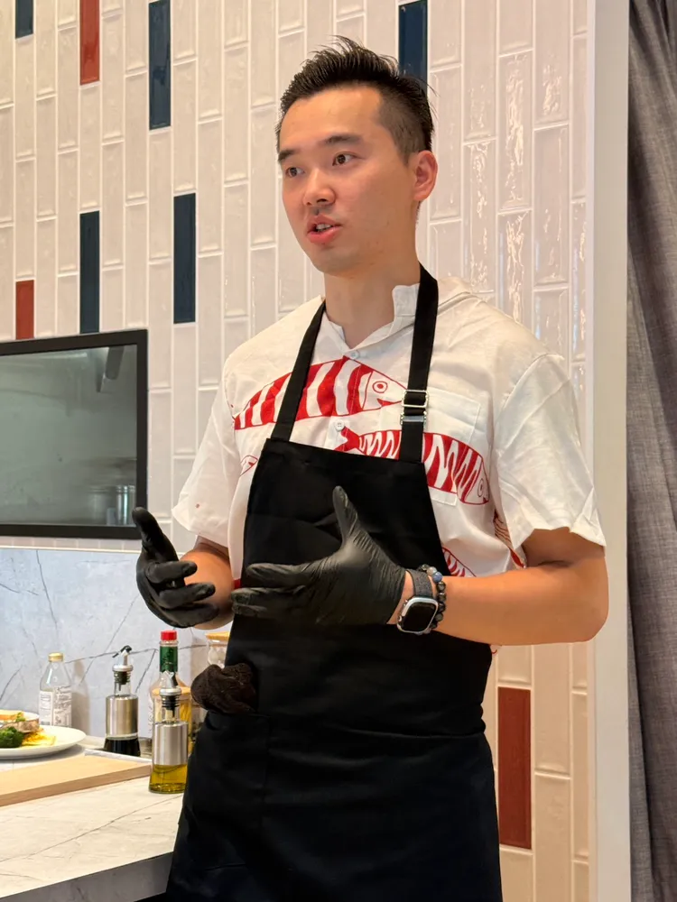 主廚以洋食料理思維重新處理烤魚，依照魚肉質地、油脂比例與炭火香氣設計搭配，讓酸度、甜感、鹹香與香料層次在餐盤中取得平衡。陳揚盛攝