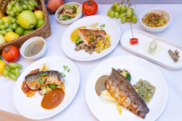 FISH BAR 250°以單人炭火烤魚套餐為主打，消費者可自由選擇魚種、醬汁、主食及配菜。業者提供