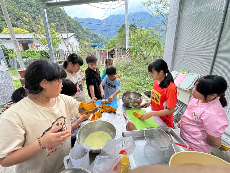 透過下廚，孩子們擁有自助、亦能助人的力量。頂新和德文教基金會提供
