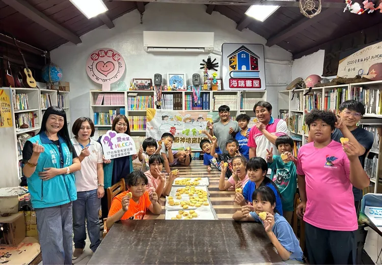 愛希望兒童發展協會與頂新和德文教基金會攝於海端書屋。頂新和德文教基金會提供