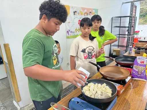 頂新和德助偏鄉童學做菜自「食」其力　書屋成溫暖避風港