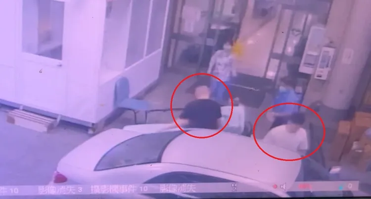 銀色轎車白衣駕駛及黑衣乘客，將莊男送至急診室，聲稱是「路邊發現的」，隨即駕車離去。民眾提供