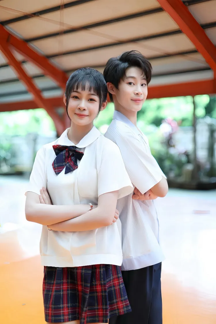 劉詠婕（左）與林福臨在MV中唱跳，青春洋溢。長興影視提供