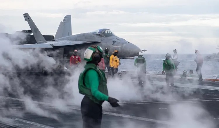 美軍航母林肯號以傳統的蒸汽投射系統助戰機起飛。翻攝USNavy