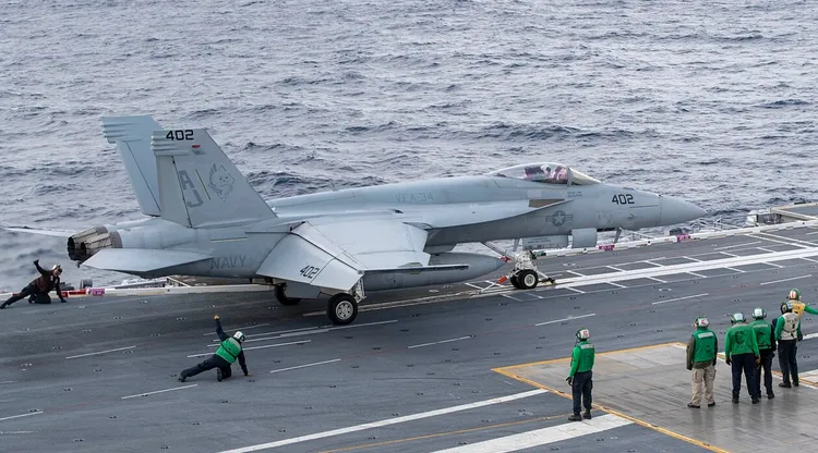 福特號以電磁彈射系統助戰機起飛。翻攝USNavy