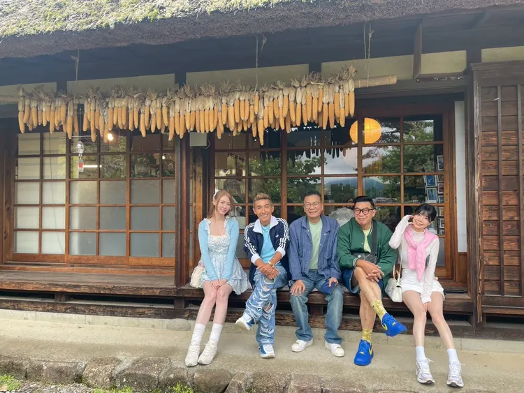 短今（左起）、潘若迪、沈玉琳、馬力歐、艾融等前往日本富士山。東森綜合台提供