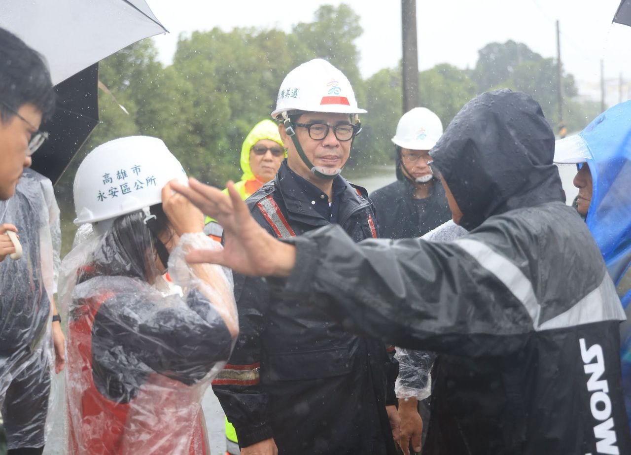 高雄人「咕嚕咕嚕…」灌爆陳其邁!民眾暴雨沒放假:差點摔死