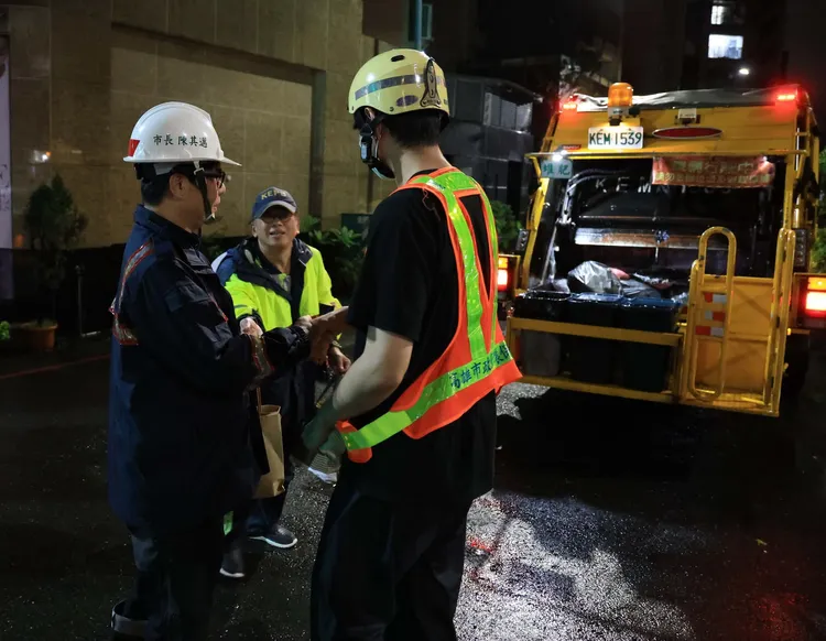 24日晚間10點陳其邁前往本和里滯洪池等地，視察垃圾清運與環境清潔情形。翻攝畫面