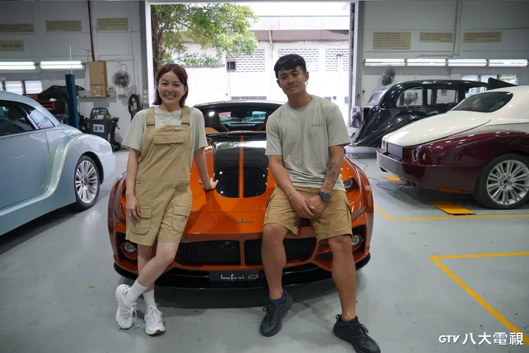 融融（右）親自開啟要價1500萬台幣的跑車引擎，嗨喊夢想成真，左為雁靈。八大電視提供