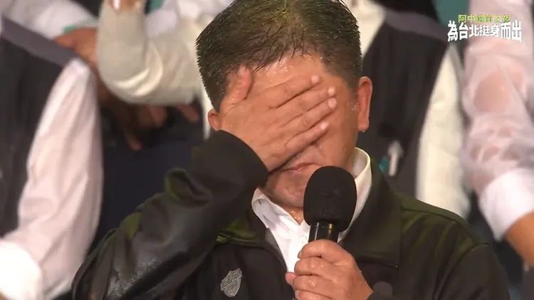 2022年台北市長選前之夜，陳時中淋雨演說。翻攝陳時中YouTube