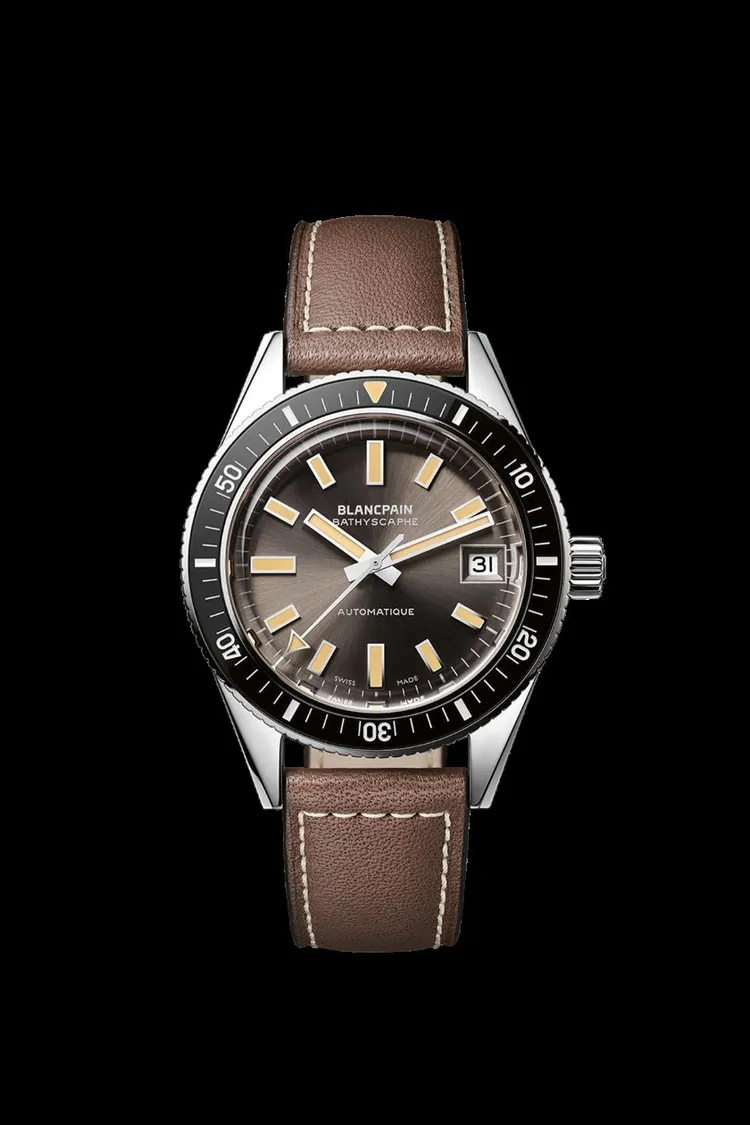 寶珀Fifty Fathoms Bathyscaphe 五十噚 Bathyscaphe 70周年限量版腕錶，37.4mm，精鋼錶殼，太陽放射紋流星灰色錶盤，巧克力色小牛皮錶帶，寶珀自製1150型自動上鍊機芯，動力儲存100小時，防水深度300米，限量300只，定價1萬3800元瑞士法郎（約台幣54萬元）。品牌提供