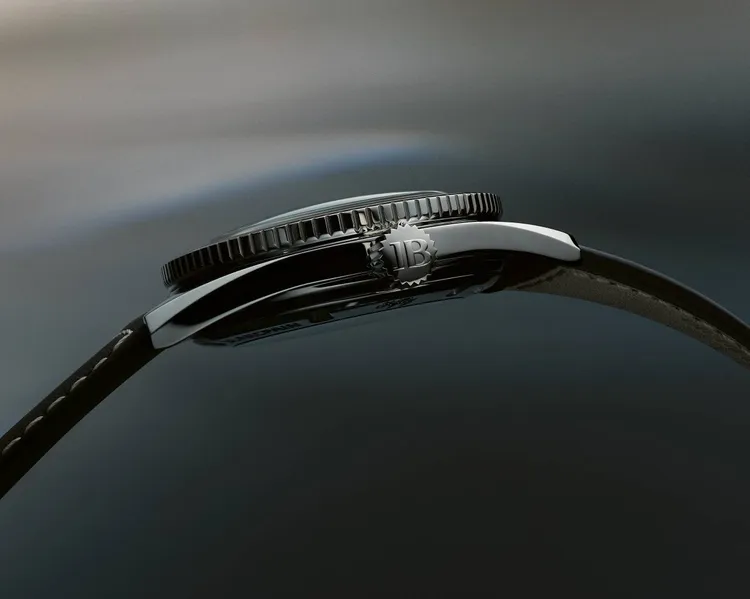 寶珀Fifty Fathoms Bathyscaphe 五十噚 Bathyscaphe 70周年限量版腕錶，37.4mm，精鋼錶殼，太陽放射紋流星灰色錶盤，巧克力色小牛皮錶帶，寶珀自製1150型自動上鍊機芯，動力儲存100小時，防水深度300米，限量300只，定價1萬3800元瑞士法郎（約台幣54萬元）。品牌提供