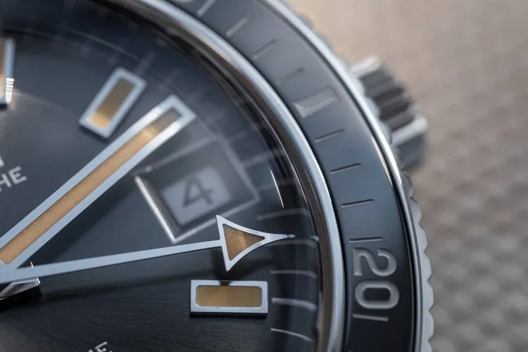 寶珀Fifty Fathoms Bathyscaphe 五十噚 Bathyscaphe 70周年限量版腕錶。品牌提供／攝影：Tim Vaux（@TimVaux）