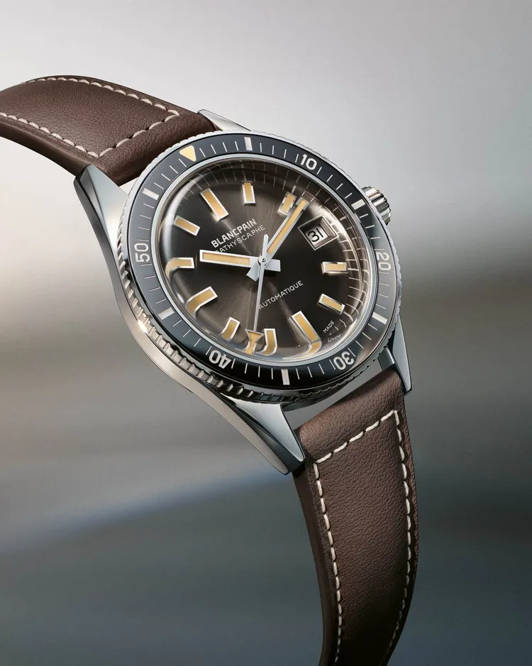 寶珀Fifty Fathoms Bathyscaphe 五十噚 Bathyscaphe 70周年限量版腕錶，37.4mm，精鋼錶殼，太陽放射紋流星灰色錶盤，巧克力色小牛皮錶帶，寶珀自製1150型自動上鍊機芯，動力儲存100小時，防水深度300米，限量300只，定價1萬3800元瑞士法郎（約台幣54萬元）。品牌提供