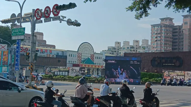 銘馨盃一路熱舞到台南，形象影片登上東區凱旋路與中華東路重要路口大型看板，等候紅燈的汽機車族成為最直接觀眾。讀者提供
