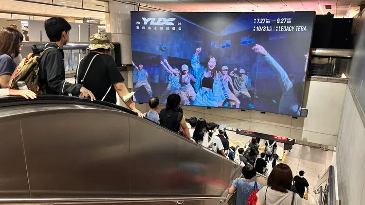 台北車站重要交通樞紐人潮密集，銘馨盃熱舞登上手扶梯前大型電視牆，往來旅客一抬頭就能看見曾馨瑩熱舞身影。黃威哲攝