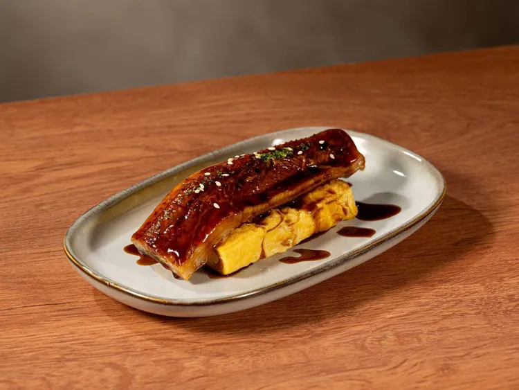 特色單點「鰻鰻厚蛋燒」只要158元，份量十足。王品集團提供