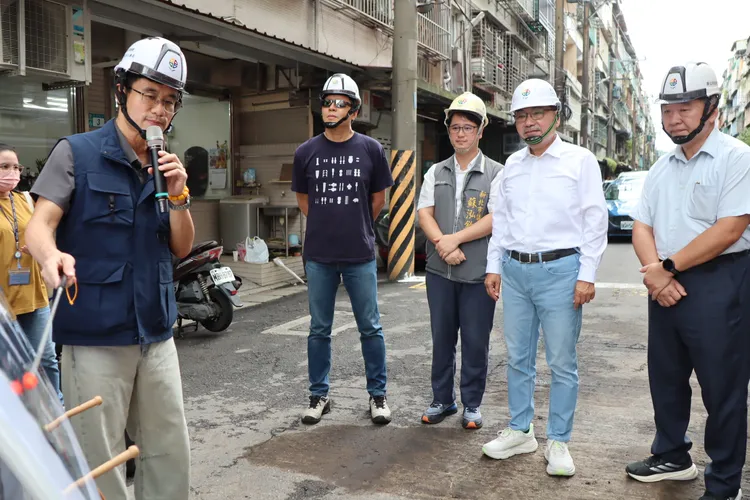 侯友宜市長(右二)在朱惕之副市長(右四)、工務局長馮兆麟(右一)等人陪同下，視察鶯歌區鳳吉四街瓶頸打通工程，並聽取簡報。工務局提供