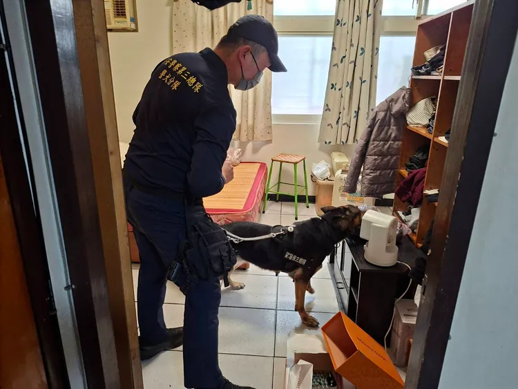 警方出動緝毒犬搜查毒品。翻攝照片