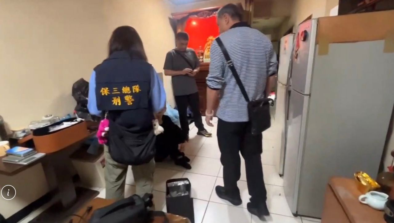 通緝犯家中暗藏「喪屍煙彈」分裝場 警攻堅逮人再搜出鋼管槍