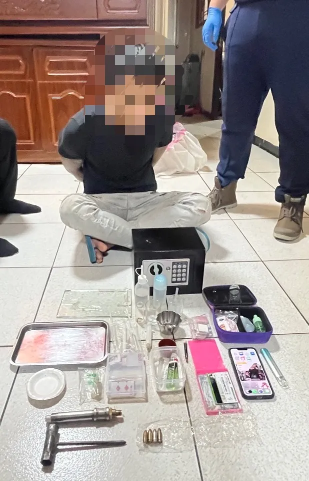 身背多項通緝的陳男遭逮，現場起出毒品、槍枝等物。翻攝照片