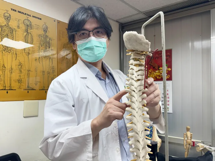 神經外科主治醫師林瑞鴻說，不少年長患者手腳麻木、走路不穩，甚至覺得沒有力氣，經過檢查才發現是頸椎老化壓迫神經。李綜合醫院提供