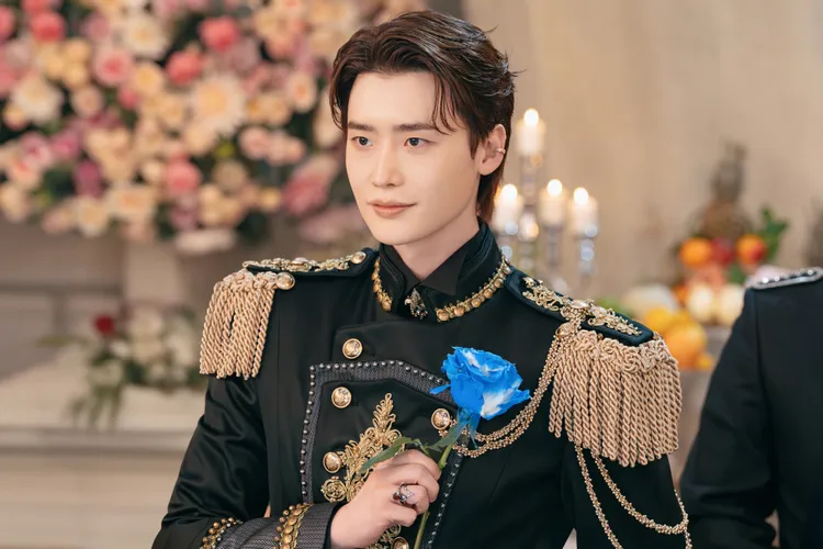 李鐘碩劇中喜歡上申敏兒，也是好友金宇彬的新婚妻。Disney+提供