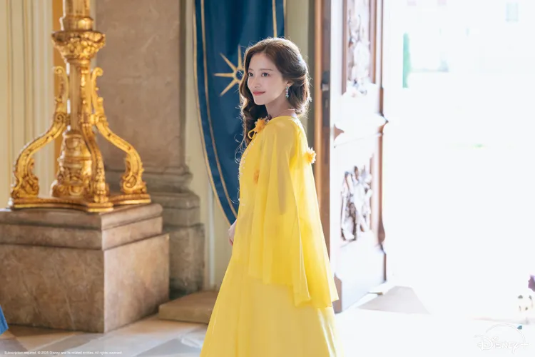 李世榮罕見飾演反派，備受皇帝朱智勛寵幸。Disney+提供