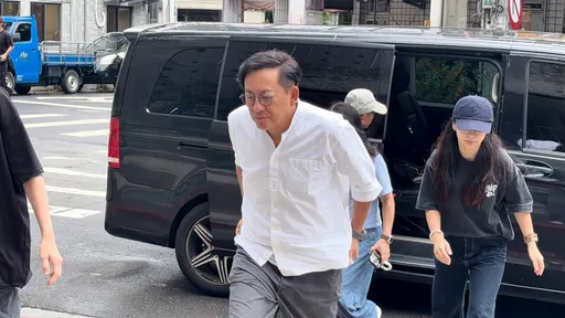 型男主廚詹姆士涉「假驗資」今開庭　聞「會認罪嗎？」臉臭進法院