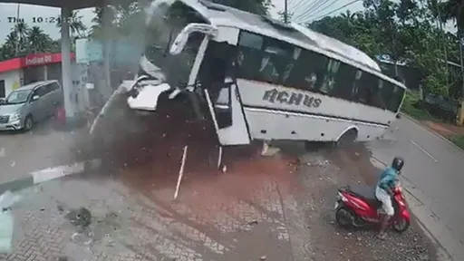 影片｜機車騎士突然右撇　毀滅婚禮遊覽車35傷