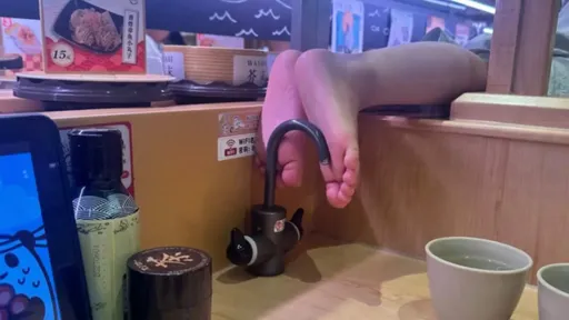 壽司郎屁孩光腳踩鄰桌水龍頭　廣州顧客：店員竟拒絕當場消毒