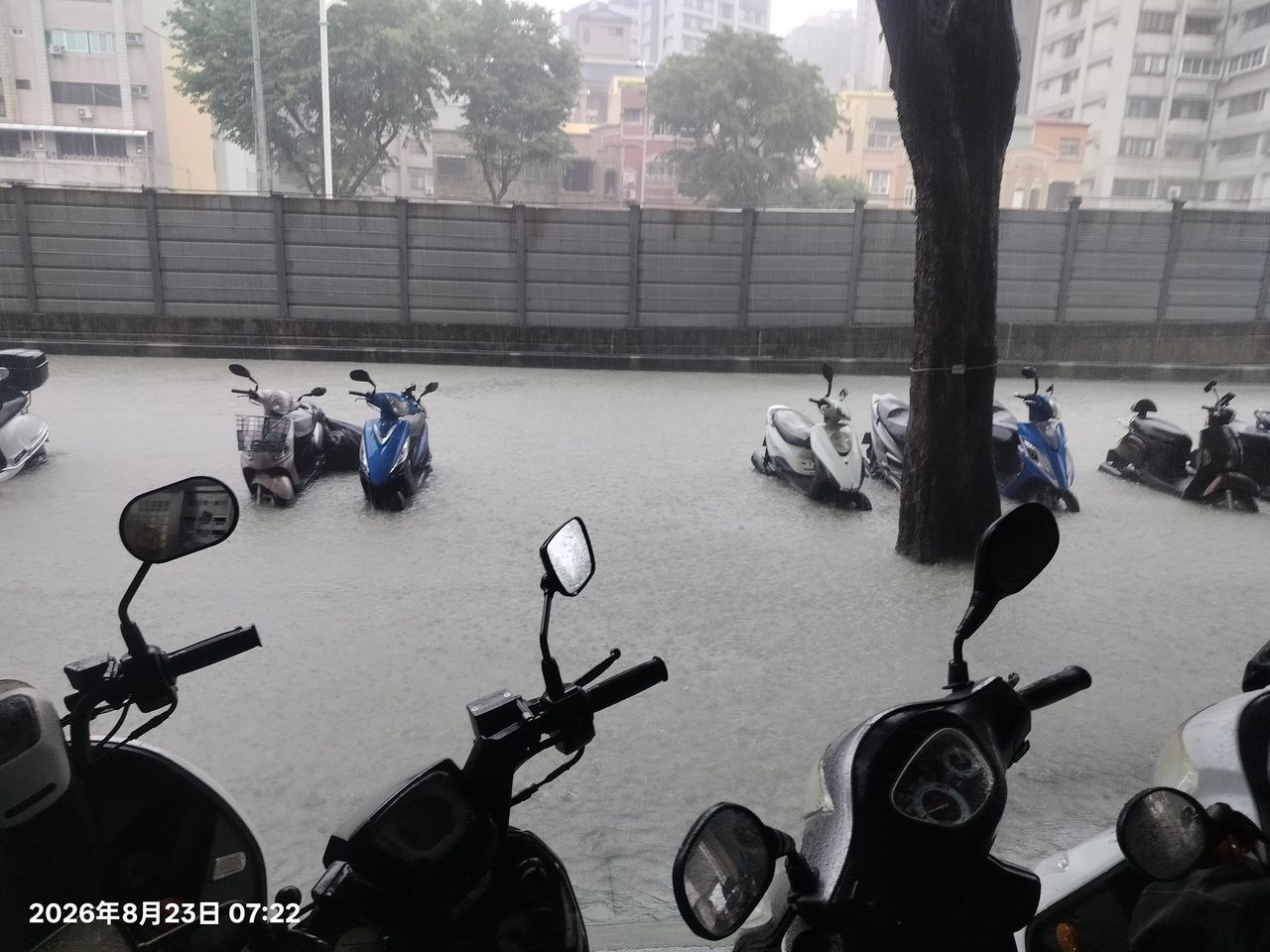 高雄新興區24小時累積雨量350毫米以上!已達大豪雨等級 多處積水慘狀曝