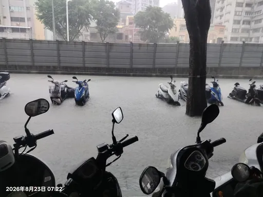 高雄新興區24小時累積雨量350毫米以上！正式達標大豪雨等級　低窪處積水