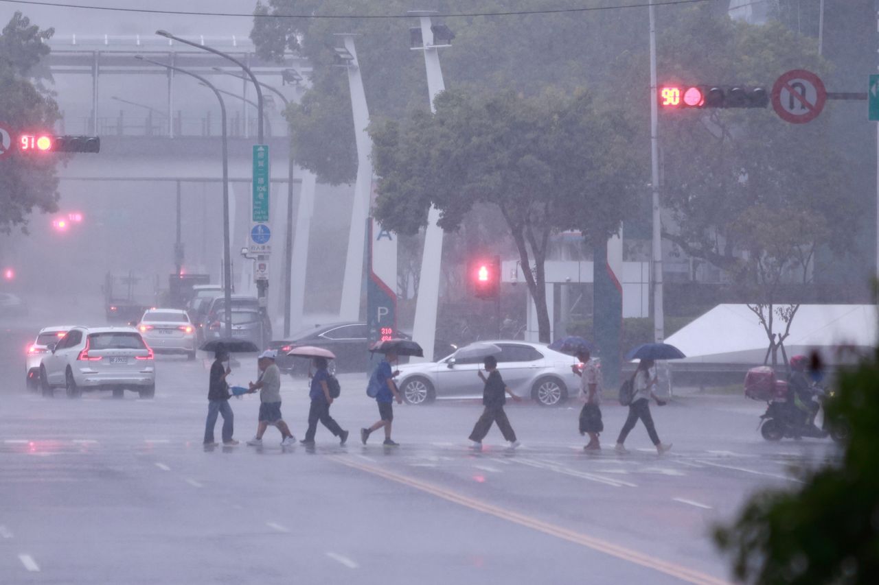16縣市豪雨特報!大雷雨狂炸新北 慎防溪水暴漲、雷擊