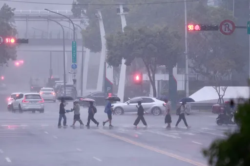 16縣市豪雨特報！大雷雨狂炸新北　慎防溪水暴漲、雷擊