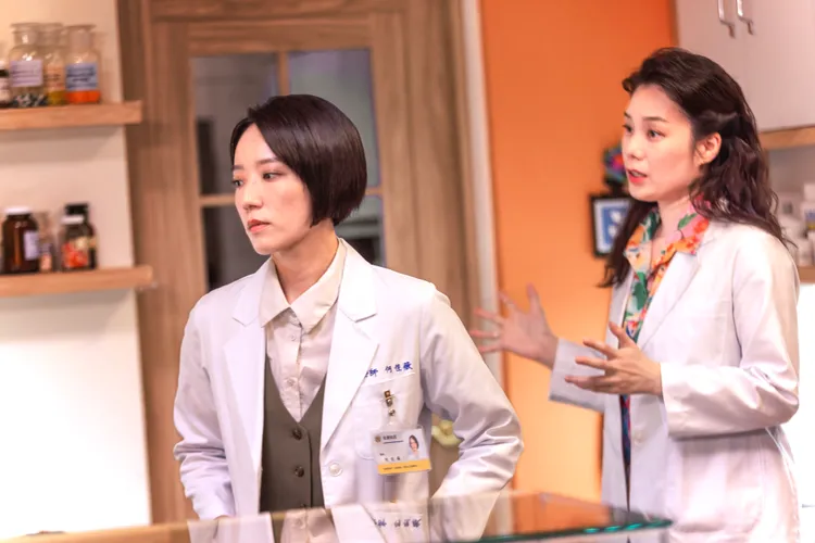 許乃涵(左)與林子熙戲裡有爭執。大愛提供
