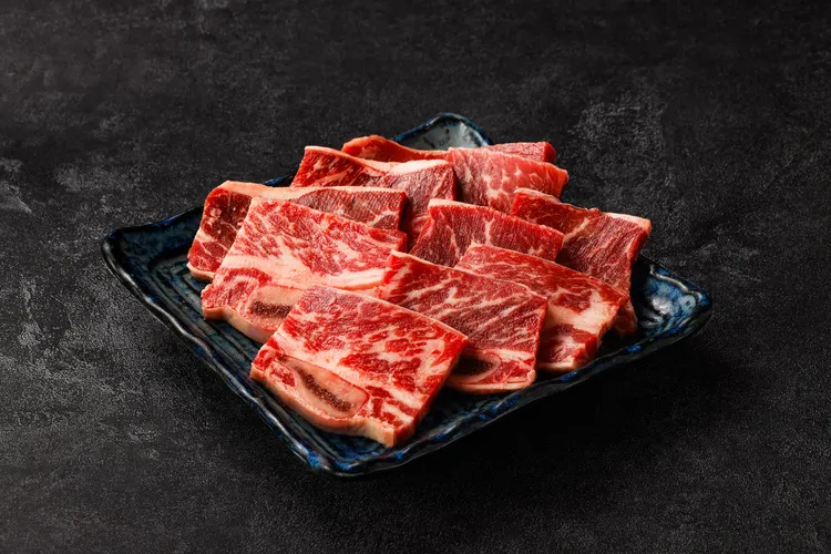 胡同燒肉父親節《爸王美牛吃到飽》套餐─美國帶骨牛小排。業者提供