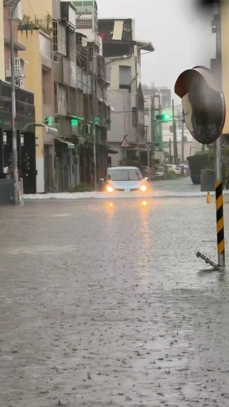 大仁街7-11旁道路積水。翻攝翻攝記者爆料網