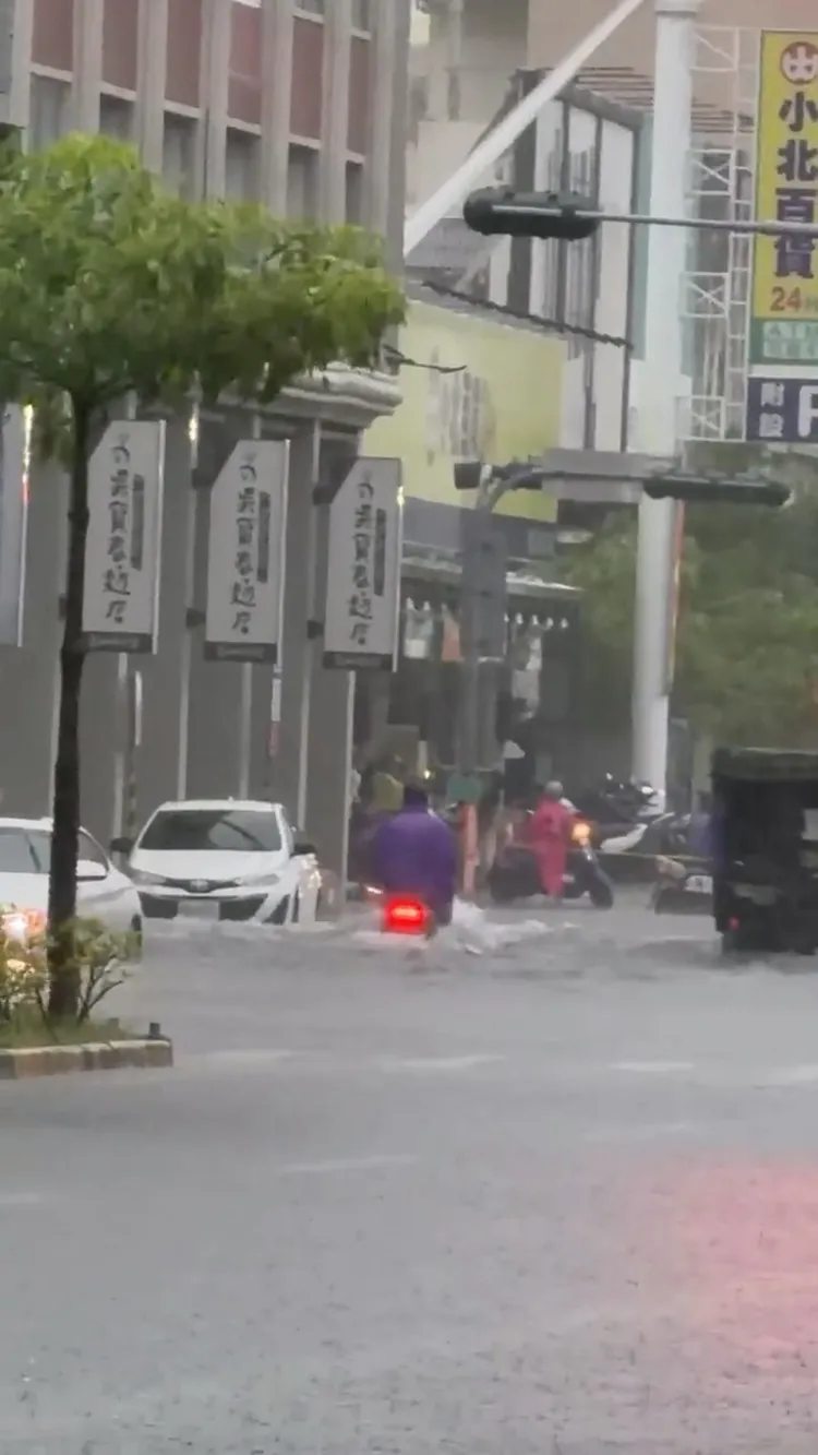 崑山科大前崑大路積水。翻攝翻攝記者爆料網
