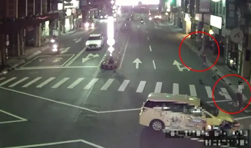 三重深夜嚴重車禍　年輕情侶騎士「噴飛」驚悚影片曝光