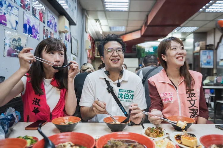 沈伯洋說，東發號是百年老店，撐過疫情和台灣早年的不景氣，是他從小就常光顧的店家。沈伯洋辦公室提供