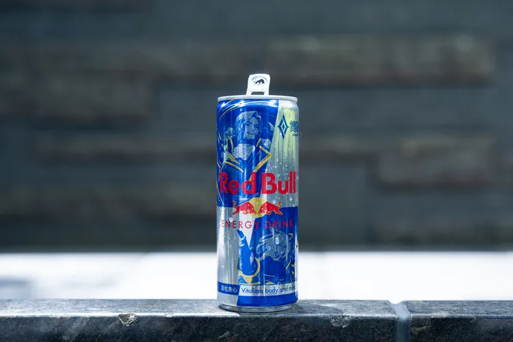 Red Bull ✕《 Garena 傳說對決》10週年聯名罐，集結英雄角色弗洛倫、筱清同框登上經典藍銀罐身，成為玩家開局前的日常補給與收藏選擇。業者提供
