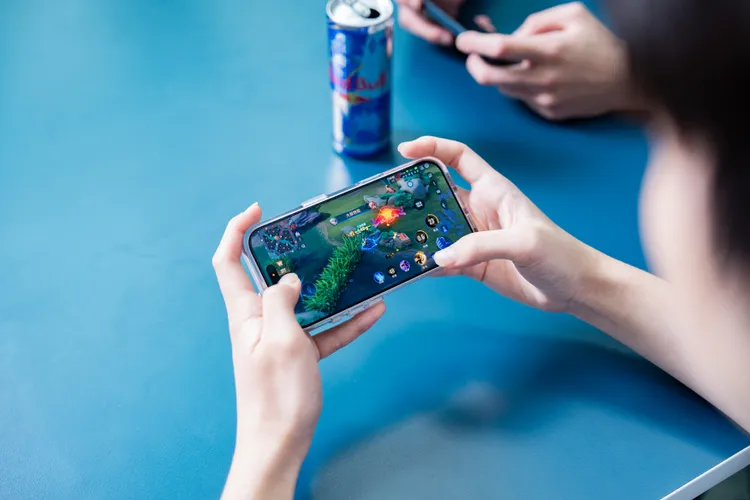 購買 Red Bull ✕《 Garena 傳說對決》10週年限量聯名罐即可參加抽獎，有機會獲得限定表情貼、特效及永久造型等限量好禮，售完即止。業者提供