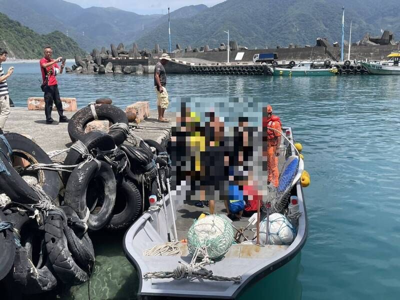 一天2起救援!蘇澳烏岩角7遊客扭傷、中暑一度受困