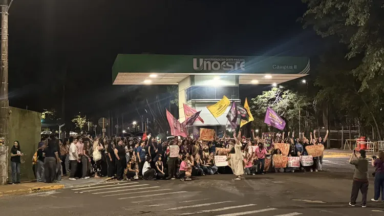 性別團體在校外抗議。veja